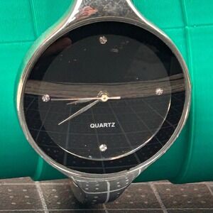 Geekthink L9001 Womens Quartz Watch Silver Bangle Black Dial Crystal Accents